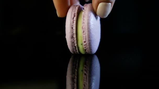 Nahaufnahme Menschliche Hand Nehmen Violette Französische Dessertmakronen Mit Grüner Cremiger — Stockvideo