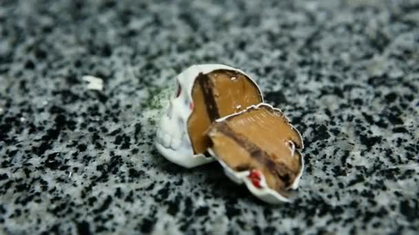 Rodajas Chocolate Mitad Caramelo Forma Cráneo Esqueleto Con Los Ojos — Vídeo de stock