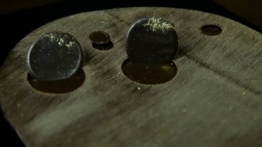 odakta yuvarlak çikolata, karamel ve altın tozu ile dekore edilmiş modern kahve kek dekorasyon daireler
