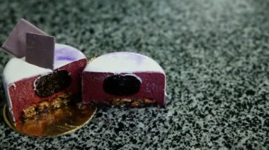 yarısı mor sırlı Mus mini kek berry reçel dolum ile kesim mutfak masasında hizmet Panoraması