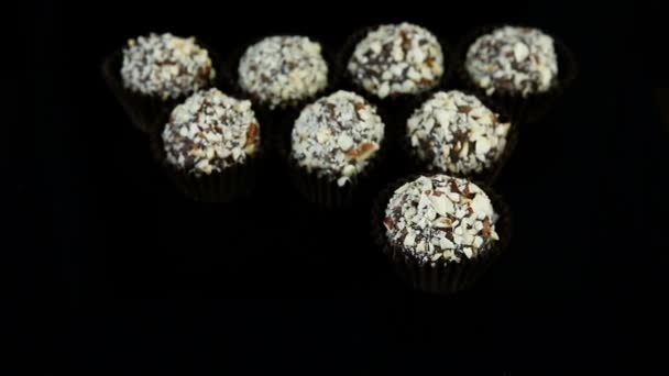 Menschliche Hand Nimmt Eine Nach Der Anderen Runde Schokoladenbonbons Mit — Stockvideo