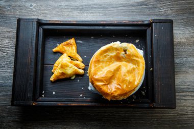 Üstten Görünüm büyük beyaz Çorba kazanı ekmek üstünde belgili tanımlık tepe ile