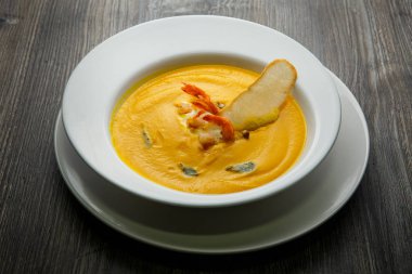 karides kuyrukları ile çorba ve bir dilim kuru ekmek taze sarı balık krem