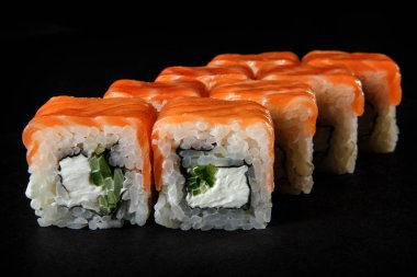 closeup philadelphia rulo suşi somon füme, salatalık ve krem peynir ile