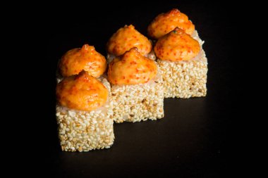 pişmiş rulo somon, yeşil soğan ve peynir sos ile