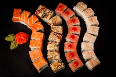 çeşitli philadelphia suşi ile Somon, yılan balığı, ton balığı ve kaplan karides alır.