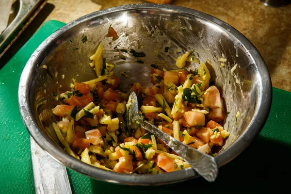 Fein gehacktes Fischfilet, Käse und Gemüse gemischt — Stockfoto