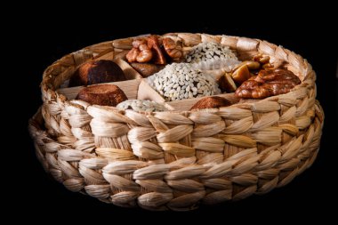 çeşitli sağlıklı yararlı el yapımı şekerlemeler ile dolu küçük el yapımı kutu