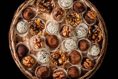 çeşitli yararlı el yapımı şekerlemeler ile dolu büyük bir el yapımı kutu üzerinde Üstten Görünüm