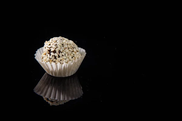 Closeup een nuttige ronde handgemaakte snoep met sesamzaadjes — Stockfoto