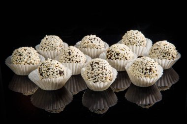 Susam ile yararlı yuvarlak el yapımı şekerlemeler grup