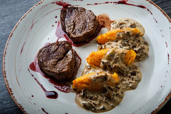 Primo piano vista dall'alto due pezzi di carne alla griglia bistecca con sangue con patate zrazy — Foto Stock