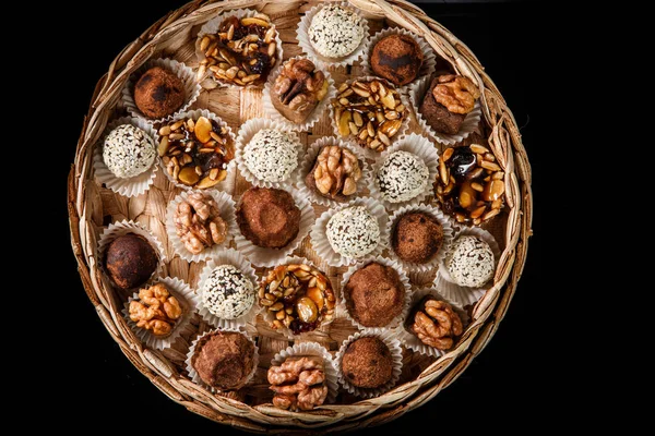 Vista superior de la gran caja hecha a mano llena de surtidos dulces hechos a mano saludables — Foto de Stock