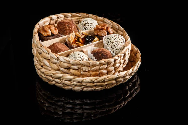 Kleine handgemaakte doos gevuld met diverse gezonde nuttig handgemaakte snoepjes Stockafbeelding