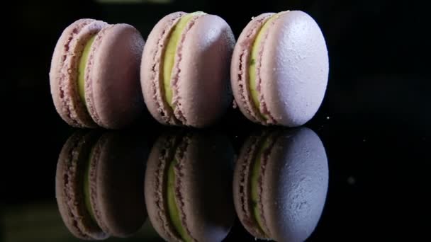 Closeup Menselijke Hand Legt Rand Vijf Violet Franse Dessert Macaroon — Stockvideo