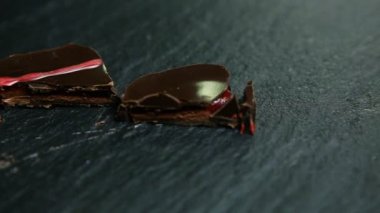 siyah mutfak masasında hizmet closeup panorama yarım küçük kare çikolata şeker karamel doldurma ile kesim üzerinde
