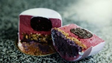 yarısı mor sırlı Mus mini kek mutfak masasında hizmet doldurma berry reçelli, closeup odakta kesilmiş