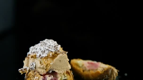 Dilimlenmiş Tek Fransız Tatlı Choux Pasta Üzerinde Aşağı Panorama Krem — Stok video