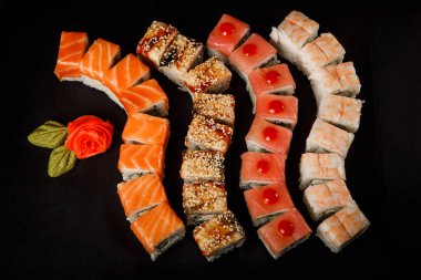 çeşitli philadelphia suşi ile Somon, yılan balığı, ton balığı ve kaplan karides alır.