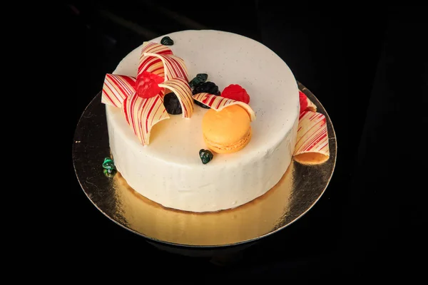Pohled shora vynikající kulatý dort s bílou glazurou — Stock fotografie