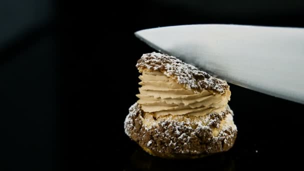 Крупним Планом Одна Французька Десертна Випічка Наповнена Карамельним Кремом Вишнею — стокове відео