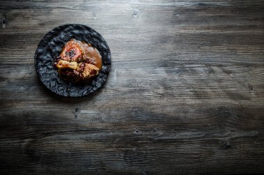 Üstten Görünüm lezzetli ızgara et biftek sosu ile dekore edilmiş kan ile