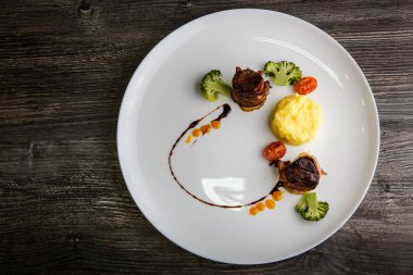 Üstten Görünüm iki et parçaları içinde pastırma püresi ve brokoli ile kavrulmuş