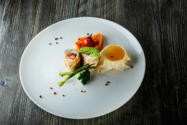 Lahodné pitvané kuře s dýní a žlutou omáčkou — Stock fotografie