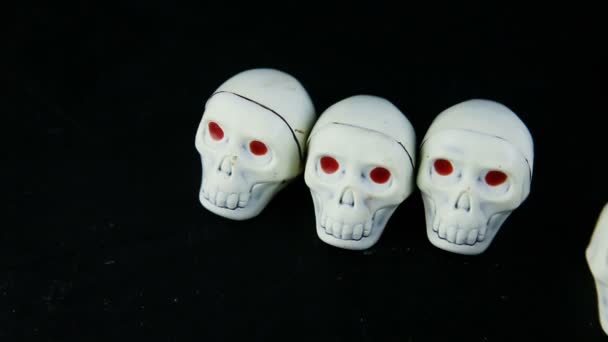 Menschliche Hand Legte Fünf Weiße Schokoladenbonbons Totenkopfform Mit Roten Augen — Stockvideo