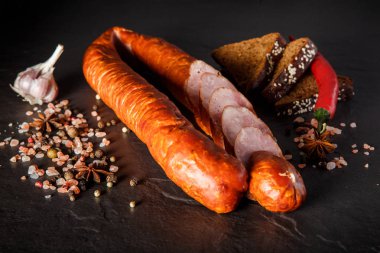 biber ve çavdar ekmeği ile dilimlenmiş kuru kürlenmiş sosis üst görünümü