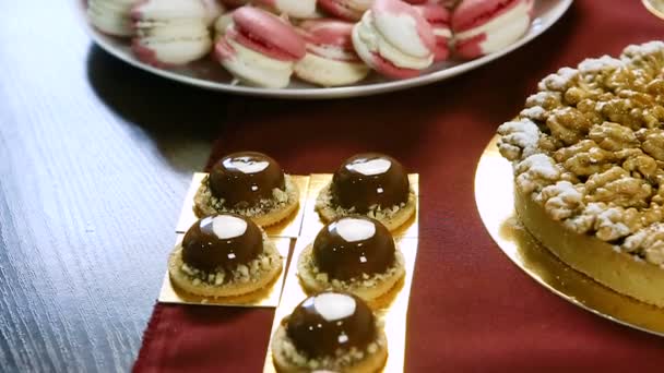 Kvinna händer sätta choklad mini glaciär på godis bar bord — Stockvideo