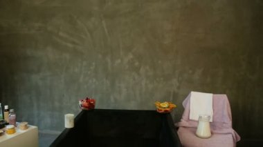 cilt bakımı ve rahatlama için çeşitli ürünler ile büyük banyo