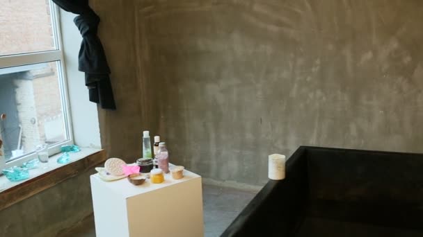 Panorama velké koupelny s velkou hlubokou černou vanou a teplou vodou — Stock video