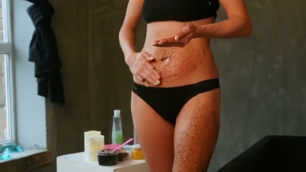 Zoom in at fitness girl in black underwear makes belly skin peeling — 비디오