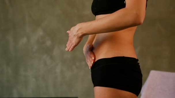 Primer plano delgado chica en negro ropa interior hace estómago masaje — Vídeo de stock
