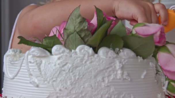 Primer Plano Niña Rubia Probar Pequeño Pedazo Pastel Boda Cremoso — Vídeos de Stock