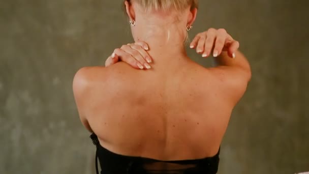 Nahaufnahme Blonde Mädchen Schwarzer Unterwäsche Macht Rücken Selbstmassage Durch Ihre — Stockvideo