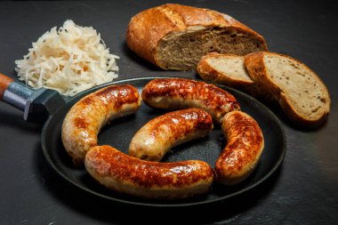 beş lezzetli ruddy et sosis büyük tavada kızartılmış