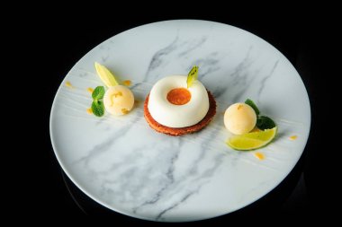 üst görünümü beyaz mus krema ile bir shortbread çerez