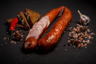 çavdar ekmeği ile dilimlenmiş füme kuru kürlenmiş sosis üst görünümü