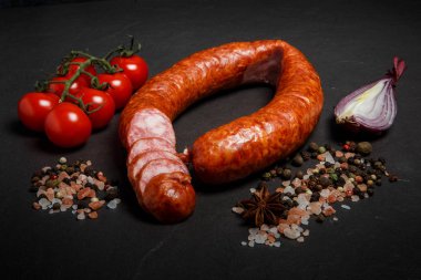 soğan ve domates kiraz ile closeup pepperoni sosis