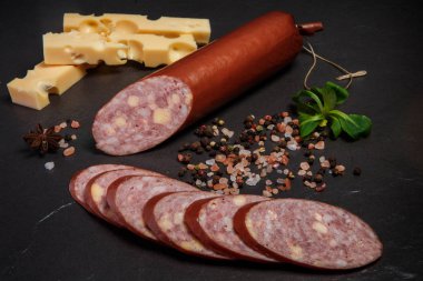 peynir ve fesleğen ile closeup dilimlenmiş çedar yaz sosis