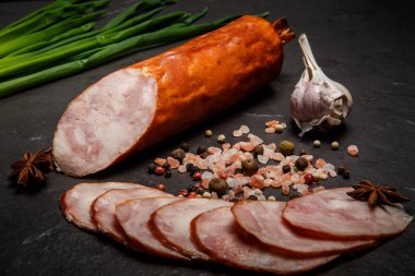 dilimlenmiş parçalar, sarımsak ve soğan ile füme jambon sosis büyük yarısı