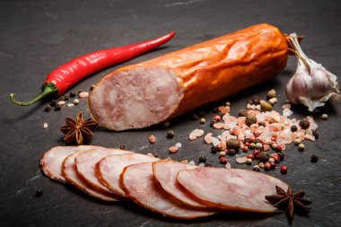 sarımsak ve biber ile füme jambon sosis uzun yığın