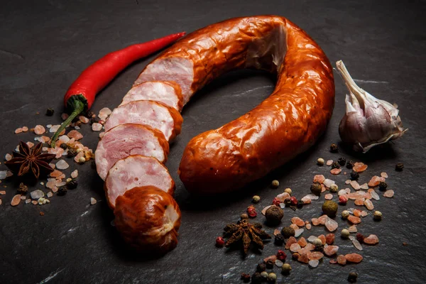 sarımsak ve biber ile kuru kürlenmiş jambon sosis dilimlenmiş daire