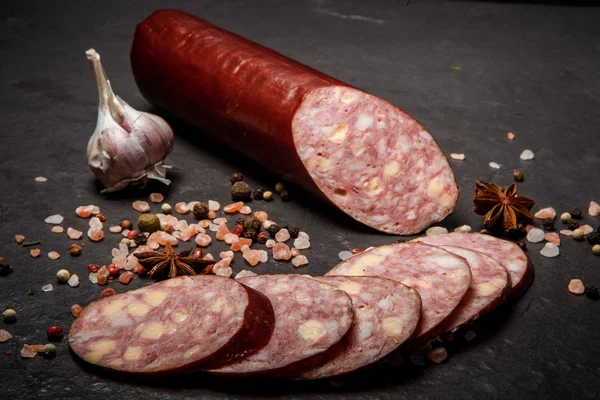 sarımsak ile şarküteri dilimlenmiş jalapeno çedar yaz sosis