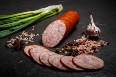 sarımsak ve yeşil soğan ile füme jambon sosis büyük yığın