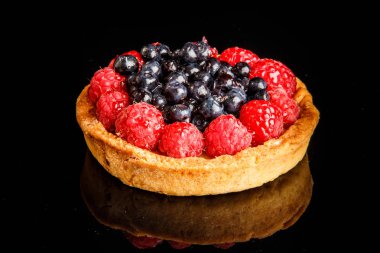 ahududu ve yaban mersini ile üst görünümü closeup mini tart