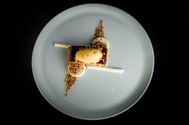 beyaz krema ile süslenmiş pişmiş tatlı üst görünümü