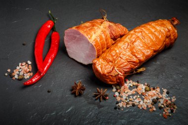 baharat ve iki biber ile füme pastırma parçaları üzerinde üst görünümü